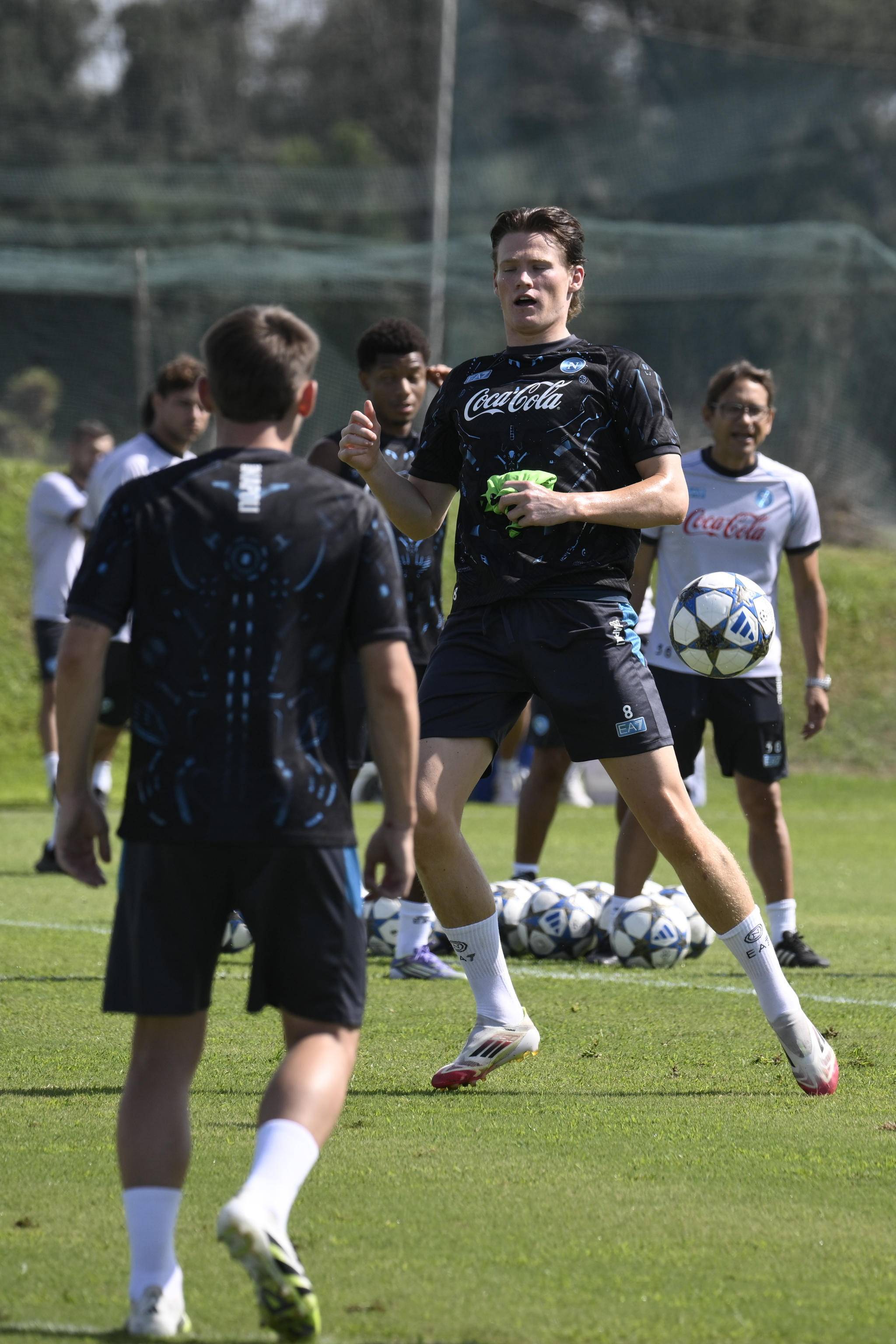 那不勒斯客场攻陷对手，迎来备战欧冠(那不勒斯客场攻陷对手,迎来备战欧冠的球员)